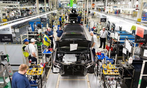 全球汽车市场面临双重挑战 销量下滑与芯片短缺